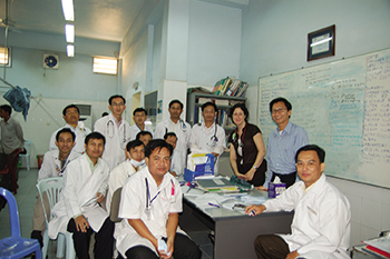 Dr. Seligman (black shirt) teaches trainees in the hospital’s emergency department in 2007.