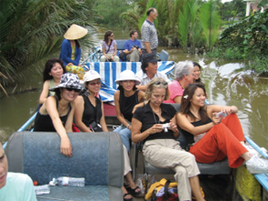 A canoe trip to the floating market of Cai-Rang.