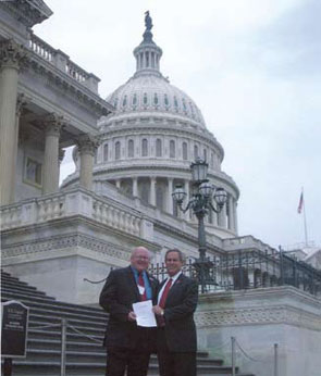 Dr. Lawson (left) with Congressman<br />
Joe Wilson (R-S.C.) on the steps of Capitol Hill.